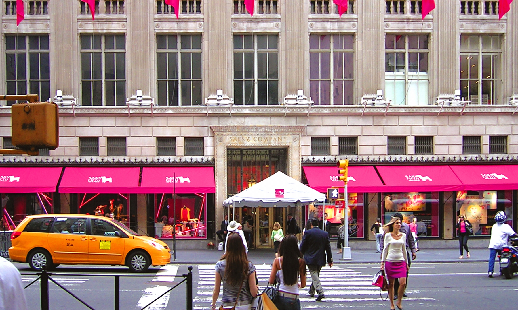 Saks Fifth Avenue attempts to regain wealthy customers